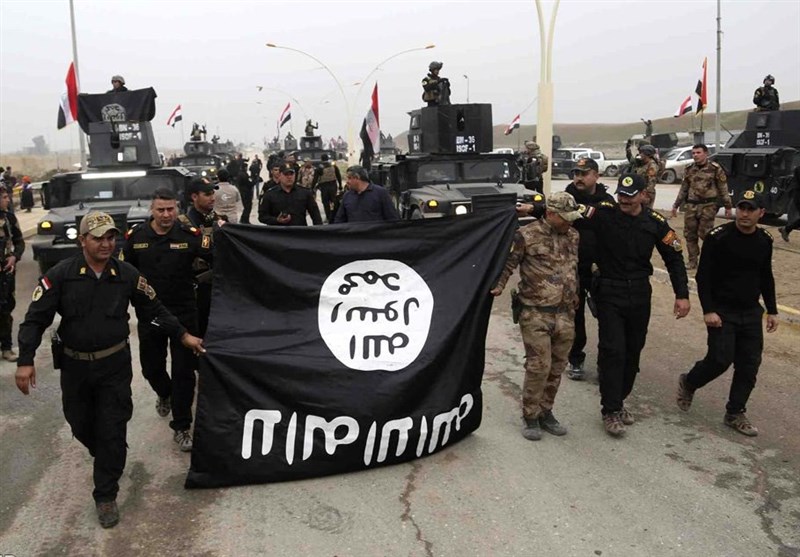 عکس / پایین کشیدن پرچم گروه تروریستی داعش در موصل