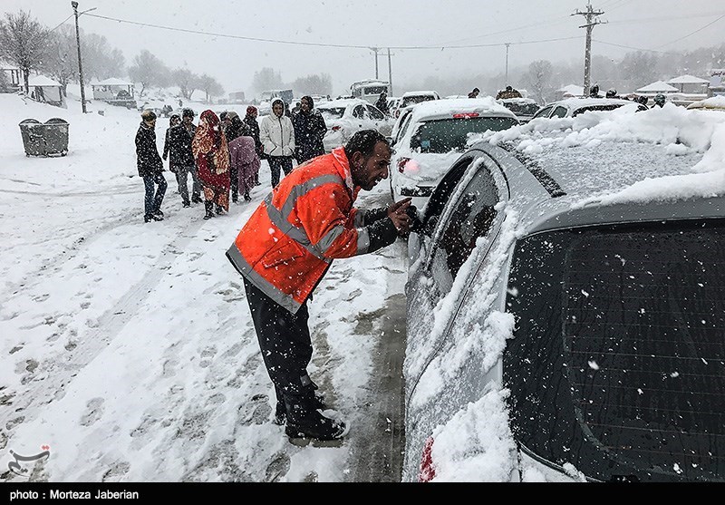 90 خودرو در مسیر&quot;آستانه اشرفیه به کوچصفهان&quot; از برف نجات داده شدند