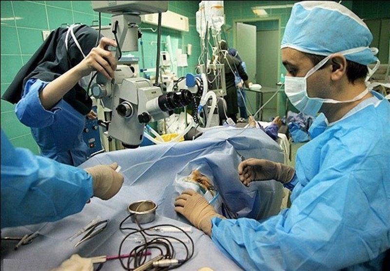 سیستان و بلوچستان قطب چشم‌پزشکی؛ انجام جراحی لیزر چشم در 40 ثانیه + فیلم