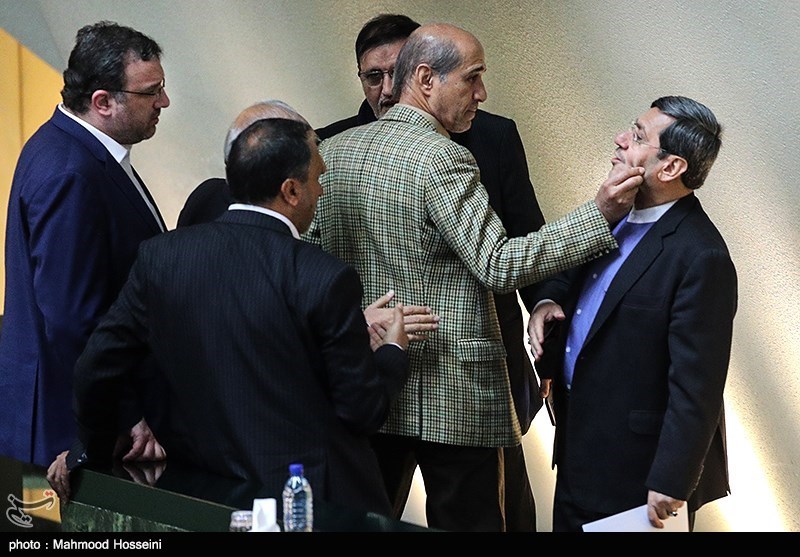 تک عکس/ شوخی عجیب با معاون ظریف در مجلس