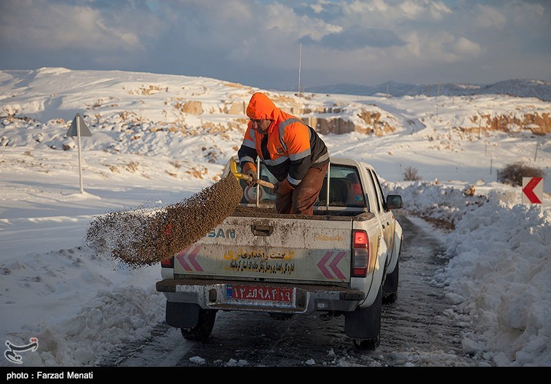 بارش برف گردنه‌های استان قزوین را سفیدپوش کرد