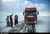 برف و کولاک برخی محورهای مواصلاتی استان زنجان را فراگرفت