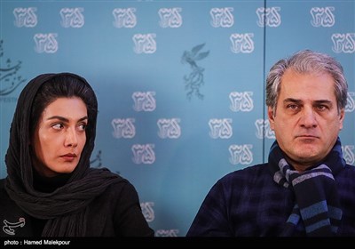 ناصر هاشمی و لیلا زارع بازیگران فیلم خانه دیگری در نشست خبری - سی‌وپنجمین جشنواره فیلم فجر