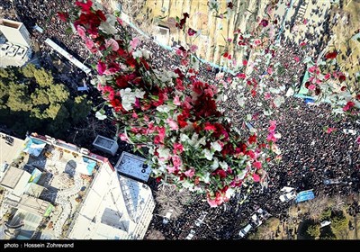 نثر الورود فوق مسیر تشییع الشهداء رجال الاطفاء