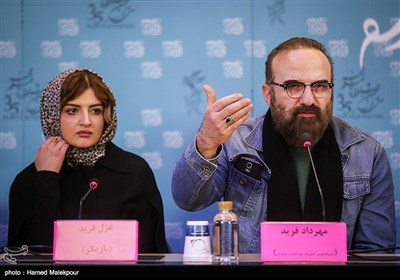 مهرداد فرید کارگردان فیلم دعوتنامه در نشست خبری - سی و پنجمین جشنواره فیلم فجر
