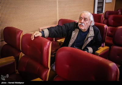 بهزاد فراهانی در نشست خبری فیلم دعوتنامه - سی و پنجمین جشنواره فیلم فجر