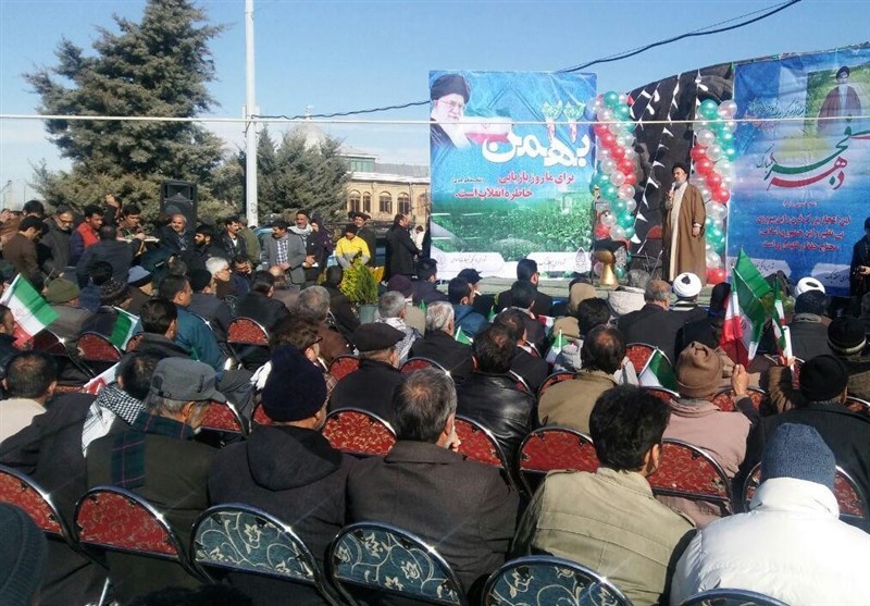 جشن تولد انقلاب در میدان امام همدان برگزار شد/رژه تاکسیرانی و موتورسواران در شهر