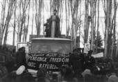 تصویر دیده‌نشده از رهبر انقلاب در تظاهرات علیه رژیم پهلوی در مشهد