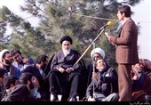 فرزند شهید حاج صادق امانی در حال خوشامدگویی به امام خمینی