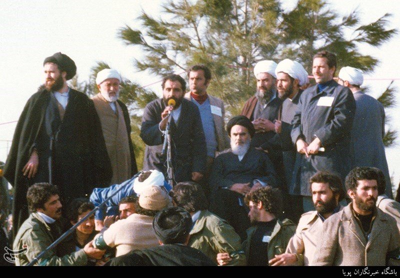 امام خمینی پس از استقراردرجایگاه سخنرانی خود در بهشت زهرای تهران