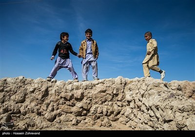 زندگی روزه مره در روستای گله بچه این روستا در گذشته 200 خانواده در آن زنندگی می کردند اما بعد از خشکسالی رودخانه هیرمند این عدد به حدود 30 خانواده کاهش پیدا کرد