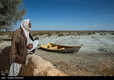 عبدالرحیم روینده اهل روستای گله بچه می گوید " روزگاری در این رودخانه هیرمند مشغول صیادی بوده است اما 10 سالی است که خشک سالی شده است و او نیز بیکار شده