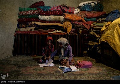 زندگی روزه مره در روستای گله بچه؛ در گذشته 200 خانواده در این روستا زندگی می کردند اما بعد از خشکسالی و خشک شدن رودخانه هیرمند، این عدد به حدود 30 خانواده کاهش پیدا کرد.