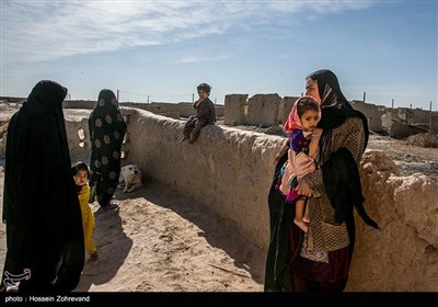 زندگی روزه مره در روستای گله بچه؛ در گذشته 200 خانواده در این روستا زندگی می کردند اما بعد از خشکسالی و خشک شدن رودخانه هیرمند، این عدد به حدود 30 خانواده کاهش پیدا کرد.