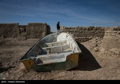 زندگی روزه مره در روستای گله بچه؛ در گذشته 200 خانواده در این روستا زندگی می کردند اما بعد از خشکسالی و خشک شدن رودخانه هیرمند، این عدد به حدود 30 خانواده کاهش پیدا کرد.