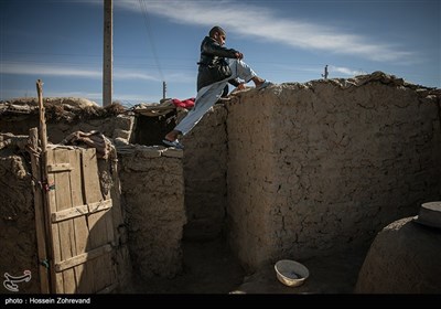 زندگی روزه مره در روستای گله بچه؛ در گذشته 200 خانواده در این روستا زندگی می کردند اما بعد از خشکسالی و خشک شدن رودخانه هیرمند، این عدد به حدود 30 خانواده کاهش پیدا کرد.