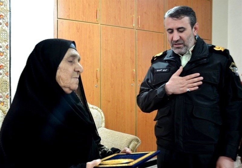 مسئولان نیروی انتظامی کهگیلویه و بویراحمد با خانواده شهدا دیدار کردند