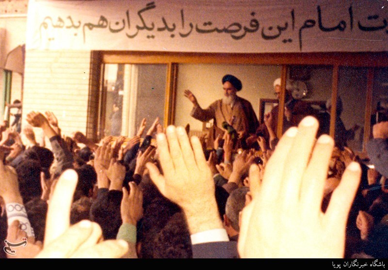 دیدار مردم با امام خمینی(ره) در مدرسه علوی