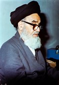 امام خمینی درحال مطالعه دریکی ازشبانگاهان اقامت در مدرسه علوی