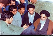 دیدار جمعی از مردم اصفهان باامام خمینی در مدرسه علوی