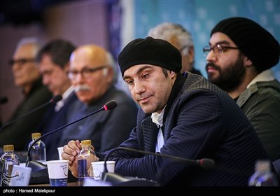 محسن تنابنده بازیگر در نشست خبری فیلم فِراری - سی و پنجمین جشنواره فیلم فجر