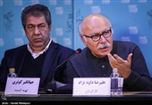 علیرضا داوودنژاد کارگردان و جهانگیر کوثری تهیه‌کننده در نشست خبری فیلم فِراری - سی و پنجمین جشنواره فیلم فجر