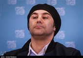 محسن تنابنده بازیگر در نشست خبری فیلم فِراری - سی و پنجمین جشنواره فیلم فجر