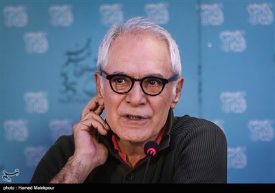 محمود کلاری مدیر فیلمبرداری در نشست خبری فیلم فِراری - سی و پنجمین جشنواره فیلم فجر