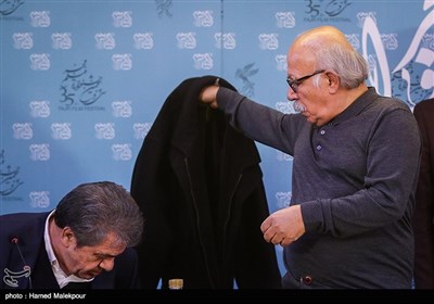 علیرضا داوودنژاد کارگردان و جهانگیر کوثری تهیه‌کننده در نشست خبری فیلم فِراری - سی و پنجمین جشنواره فیلم فجر