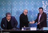 ورود علیرضا داوودنژاد کارگردان و جهانگیر کوثری تهیه‌کننده به محل نشست خبری فیلم فِراری - سی و پنجمین جشنواره فیلم فجر