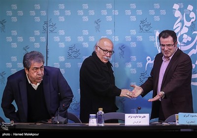 ورود علیرضا داوودنژاد کارگردان و جهانگیر کوثری تهیه‌کننده به محل نشست خبری فیلم فِراری - سی و پنجمین جشنواره فیلم فجر