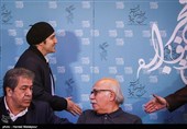 ورود محسن تنابنده بازیگر به محل نشست خبری فیلم فِراری - سی و پنجمین جشنواره فیلم فجر