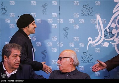 ورود محسن تنابنده بازیگر به محل نشست خبری فیلم فِراری - سی و پنجمین جشنواره فیلم فجر