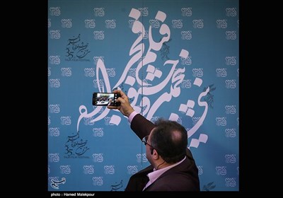 محمود گبرلو در نشست خبری فیلم فِراری - سی و پنجمین جشنواره فیلم فجر