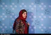 ورود رقیه توکلی کارگردان به نشست خبری فیلم مادری - سی و پنجمین جشنواره فیلم فجر