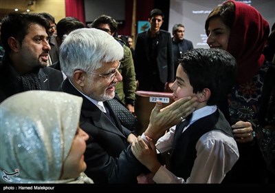 حضور محمدرضا عارف در پنجمین روز سی و پنجمین جشنواره فیلم فجر برای تماشای فیلم مادری - برج میلاد