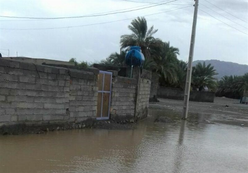 قطع راه ارتباطی روستای «خبره» فیروزآباد/ آبگرفتگی معابر شهری به دلیل شدت بارندگی