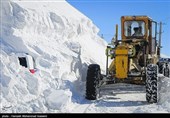 سقوط پیاپی بهمن در گردنه‌های ‌کوهرنگ‌/ ‌گرفتاری 3 خودروی راهداری در میان انبوه برف + فیلم