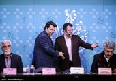 ورود محمد خزاعی تهیه‌کننده به محل نشست خبری فیلم پشت دیوار سکوت - سی و پنجمین جشنواره فیلم فجر