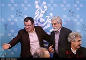 ورود حسین پاکدل بازیگر به محل نشست خبری فیلم پشت دیوار سکوت - سی و پنجمین جشنواره فیلم فجر