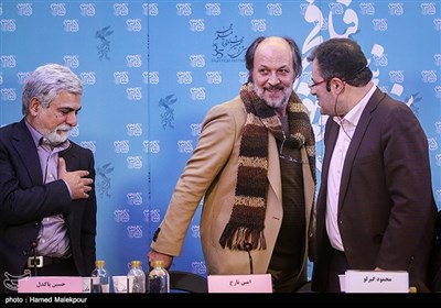ورود امین تارخ بازیگر به محل نشست خبری فیلم پشت دیوار سکوت - سی و پنجمین جشنواره فیلم فجر