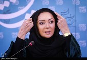 نیکی کریمی بازیگر و تهیه‌کننده در نشست خبری فیلم آذر - سی و پنجمین جشنواره فیلم فجر