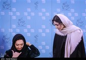 هستی مهدوی‌فر بازیگر و نیکی کریمی بازیگر و تهیه‌کننده در نشست خبری فیلم آذر - سی و پنجمین جشنواره فیلم فجر