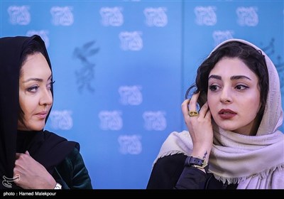 هستی مهدوی‌فر بازیگر و نیکی کریمی بازیگر و تهیه‌کننده در نشست خبری فیلم آذر - سی و پنجمین جشنواره فیلم فجر