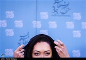 نیکی کریمی بازیگر و تهیه‌کننده در نشست خبری فیلم آذر - سی و پنجمین جشنواره فیلم فجر