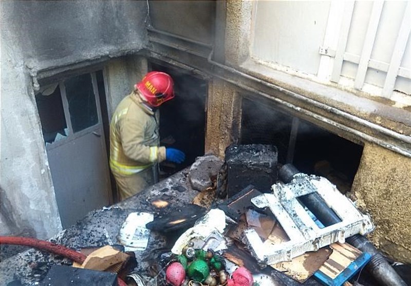 مهار حریق در خانه‌ای که خودروهای آتش‌نشانی به آن نرسیدند + تصاویر