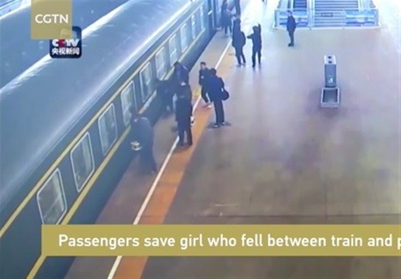 فیلم/ دختر 3 ساله‌ از میان سکو و قطار بیرون کشیده شد