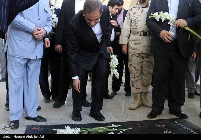 کرمان| معاون اول رئیس‌جمهور به مقام شامخ شهدای سیرجان ادای احترام کرد