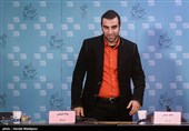 ورود پولاد کیمیایی بازیگر به نشست خبری فیلم گشت 2 - سی و پنجمین جشنواره فیلم فجر