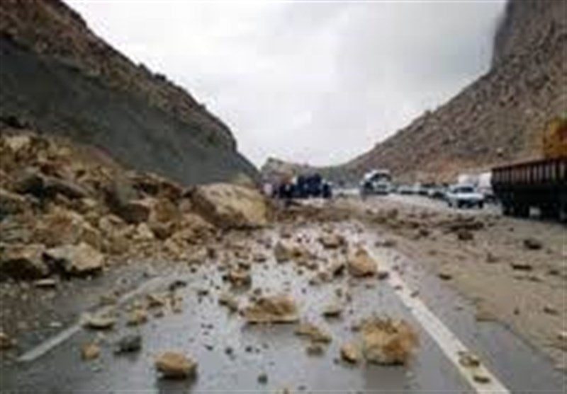 حوادث دائمی در گران‌ترین آزادراه ایران/ ریزش سنگی که آزادراه خرم‌زال را مسدود کرد + فیلم
